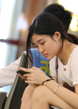 【abc高品质 】超级漂亮的清纯美女啊,玉腿坐在椅把上用脚吊起鞋子,超性感!41P