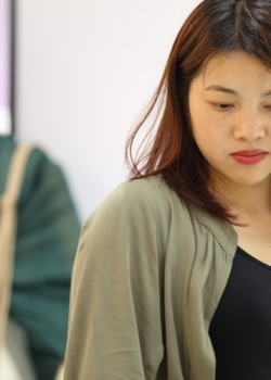 【abc高品质 】美女她脱掉黑色包脚平底露出骨感湿润美脚，脚底脚背都非常漂亮 61P
