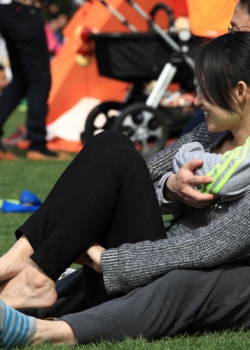 被男友怀抱着不停抬脚撒娇的女孩（30P）