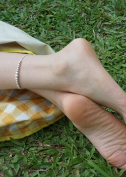 【Youth Feet学生模拍】杰杰草地全方位秀美脚（118p）