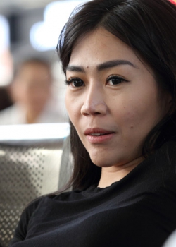 【abc高品质 】美女十分漂亮还很有气质，脱掉鞋懒洋洋把脚放在凳上秀 29P
