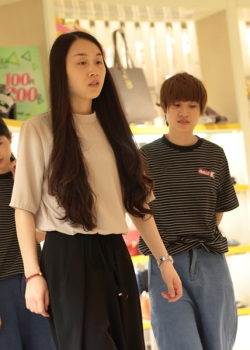 （abc鞋柜系列）都市气息留长发美女骨感纤瘦，修长骨感白净嫩脚！（71P）