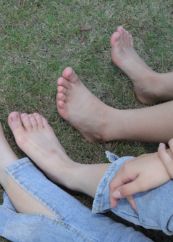 【Youth Feet学生模拍】诗诗与小然户外展示原味嫩脚丫（100p）