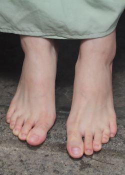 【Youth Feet学生模拍】珊珊穿上汉服在古镇赤脚玩耍 第一辑（70p）