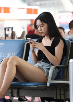 在行李箱上跳舞的绿指甲[231M]
