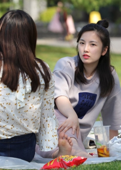 草地三个女孩尽情秀足 第二套 30P