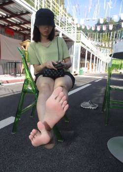 【Youth Feet学生模拍】大学校花素萍的38码修长美脚 第二辑（98p）