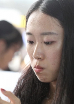 超美气质清纯美女大学生脱掉高邦耐克板鞋和袜子 148张