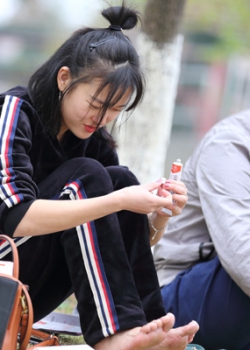 【abc高品质 】好漂亮的年轻美女,而且脚柔软纤薄水嫩,就是有脚气需药膏去涂擦 40P