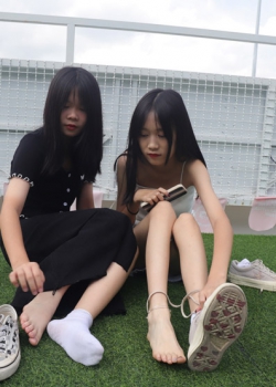 【Youth Feet学生模拍】表妹与小芳拍完美脚拍食物去（90p）