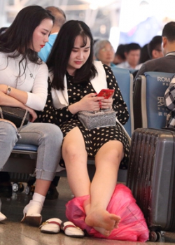【abc高品质 】好漂亮年轻的时尚美女,脱掉了包脚平底露出原味白皙的脚丫来 52P