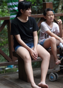 （abc裸足系列）收录黑衣初中小美女白嫩玉足，坐姿站姿都收录（57P）