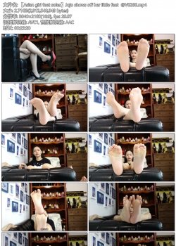 【Asian girl feet soles】Jojo shows off her little feet
