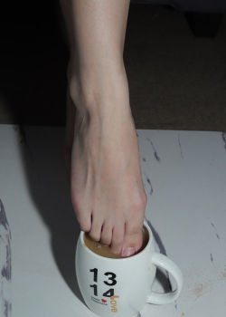 【Youth Feet学生模拍】桃桃泡咖啡美脚（100p）