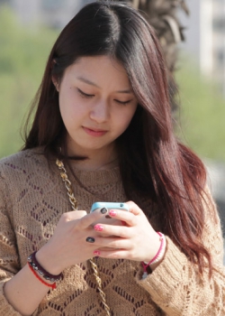 zilin 漂亮女孩赤脚走在沙滩上（24P）