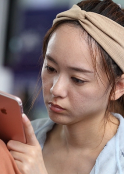 【abc高品质 】好漂亮年轻时尚的美女啊,脱掉包脚平底鞋把玉足踩在凳上 33P