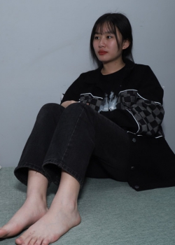 【Youth Feet学生模拍】美女大学生彩欣异常白嫩的36码小脚丫（90p）
