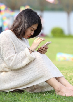 【abc高品质 】时尚大气的美女脱掉帆布鞋露出骨感的美脚，好原味诱惑的脚趾啊 38P