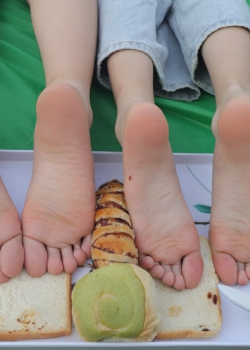 【Youth Feet学生模拍】表妹与小芳同学的双拼面包美食拼盘（110p）