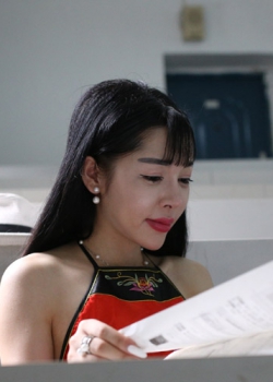 【高中生系列】红鞋女孩穿脱短丝 第四套 25P