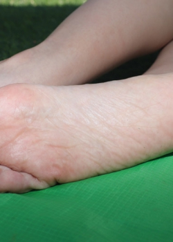 【Youth Feet学生模拍】婷婷的美脚真灵活，居然能把香蕉皮剥了（146p）