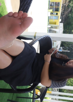 【Youth Feet学生模拍】非常有孝心的小芳还在腿上纹了字（85p）