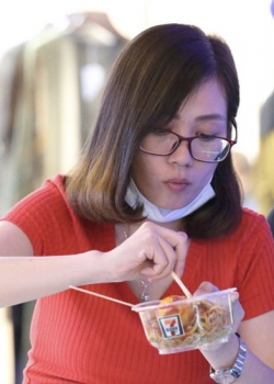 好漂亮动人的都市眼镜美少妇啊,身材,动作挑鞋姿势都是无可挑剔的 57张