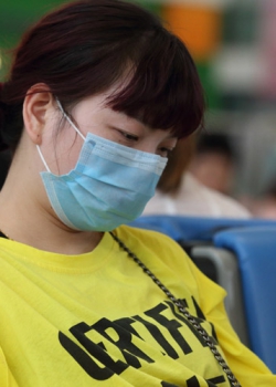 【abc高品质 】年轻美女闷热天脱掉包脚平底鞋露出湿润汗脚丫，脚底好原味啊 60P