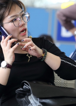 【abc高品质 】眼镜年轻美女脱掉包脚鞋露出粉白又水润美脚，脚丫看得我超兴奋 71P