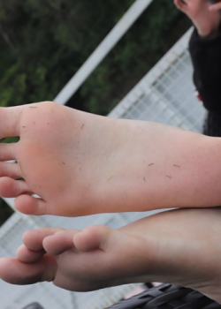 【Youth Feet学生模拍】脚超白的珊珊冷天还能穿上吊带来拍照 第一辑（66p）