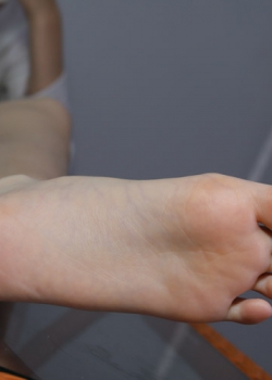 【Youth Feet学生模拍】表妹回归继续献上36码修长嫩白美脚...