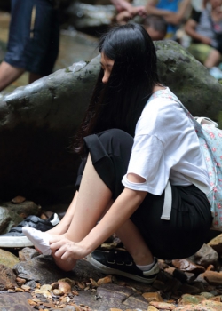 （abc裸足系列）多美的雪白玉足，美女年仅18岁，擦脚白袜与穿帆布鞋（58p）