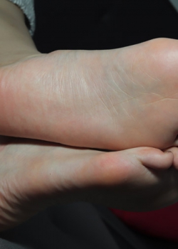 【Youth Feet学生模拍】换个灯光模式拍摄芝芝，脚底纹理清晰可见（100p）