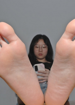 【Youth Feet学生模拍】珊珊室内与车上展示38码超白嫩脚（100p）