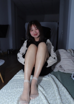 【Youth Feet学生模拍】大美女灵儿展示超薄肉丝美脚（60p）