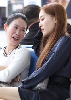 【abc高品质 】顶级年轻漂亮潮女挑了会鞋竟把玉足露出来,超完美骨感纤瘦脚型 54P