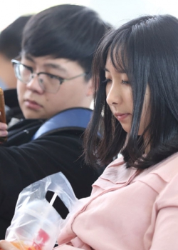 【abc高品质 】看见无敌级别的清纯女生风骚挑鞋，身边的纸巾是最重要的 135P