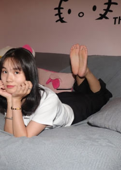 【Youth Feet学生模拍】美女彩铃的脚看着是否会流口水？（91p）