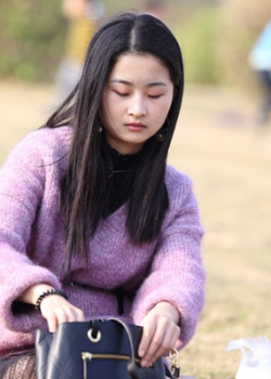 【abc高品质 】好漂亮年轻长发美女,脱掉冬靴露出超骨感纤瘦的玉足,脚底湿润 142P